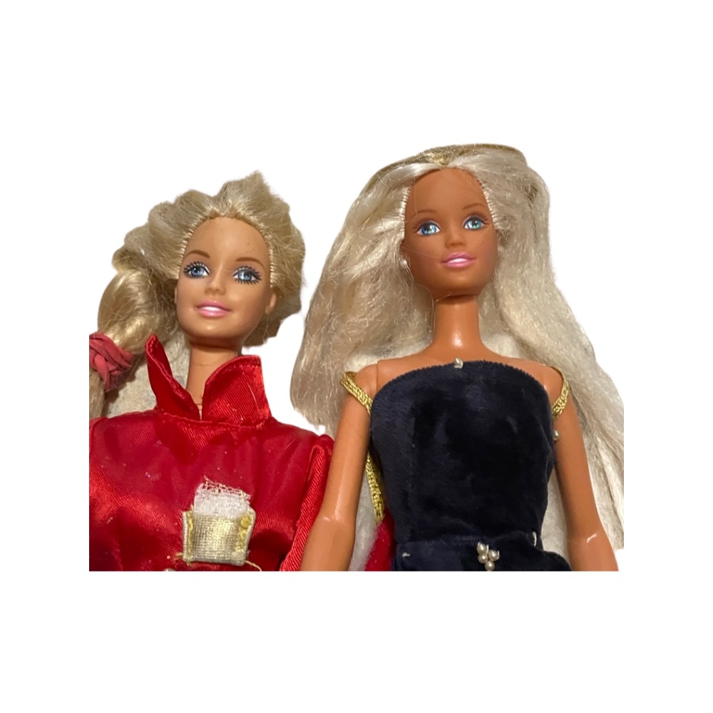 2 Barbies Lever to move arms